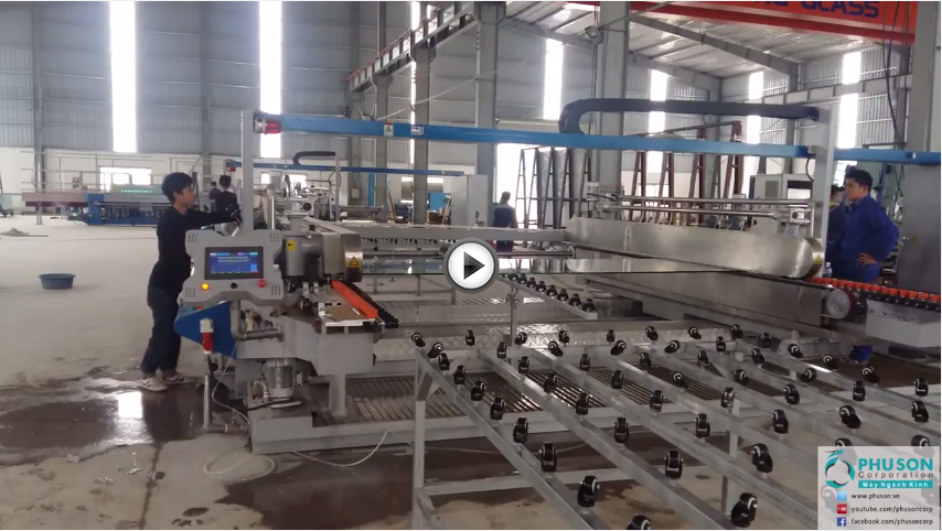 Double eding machines of FUSHAN at HONG LONG GLASS factory.
