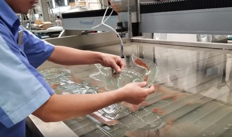 Máy CNC cắt kính bằng tia nước YF WATER JET tại nhà máy HONG PHUC GLASS
