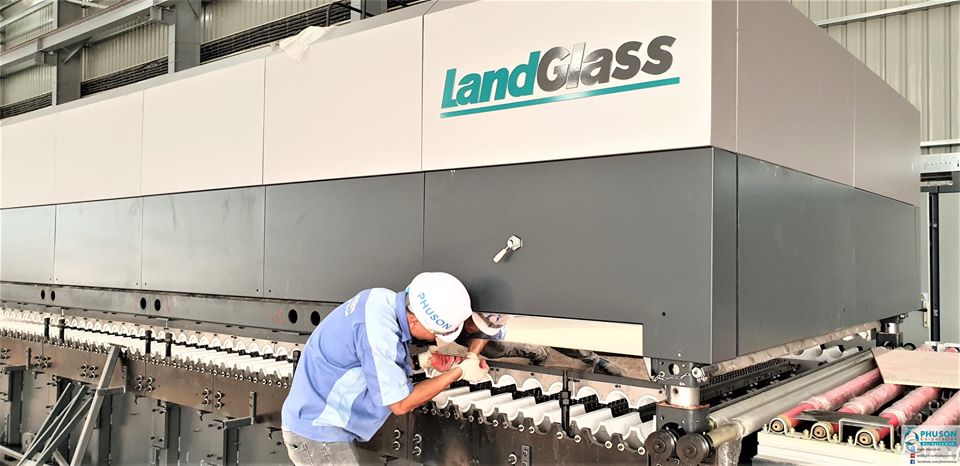 Automatic production lines of tempered glass LANDGLASS at VIGLACERA DAP CAU GLASS.