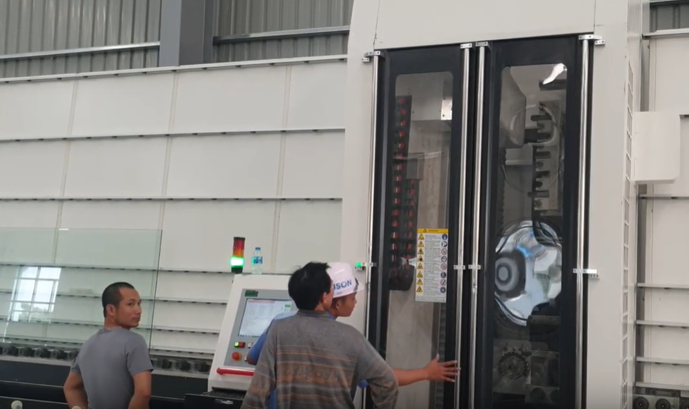 Máy trung tâm CNC GLASSMAN tại nhà máy gia công kính tiết kiệm năng lượng VIGLACERA.