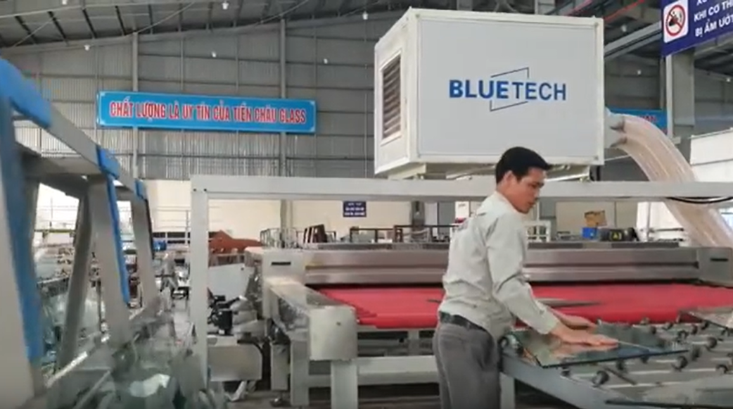 High-speed glass washer BLUETECH at TIEN CHAU GLASS factory