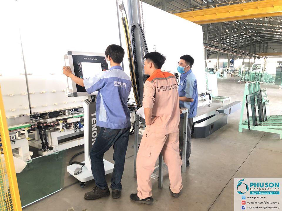 Install two-component glue pump robots to produce TENON energy-saving sound-insulated glass boxes at the THIEN PHU GLASS factory.