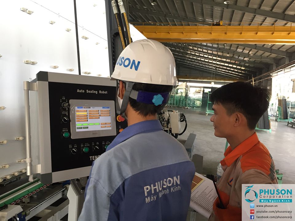 Robot to produce TENON energy-saving insulating glass boxes at the THIEN PHU GLASS factory.