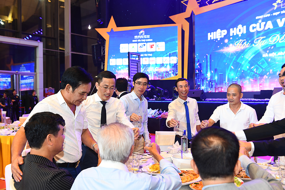 PHU SON Corporation sponsors the founding congress of Vietnam Door Association