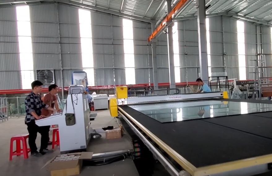 YINRUI automatic glass loading-cutting-breaking line at MINH DUNG GLASS factory.