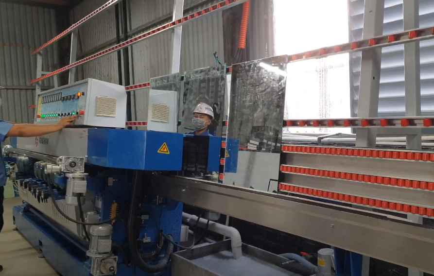 FUSHAN glass straight-line bevelling machine at ACHITORINO factory