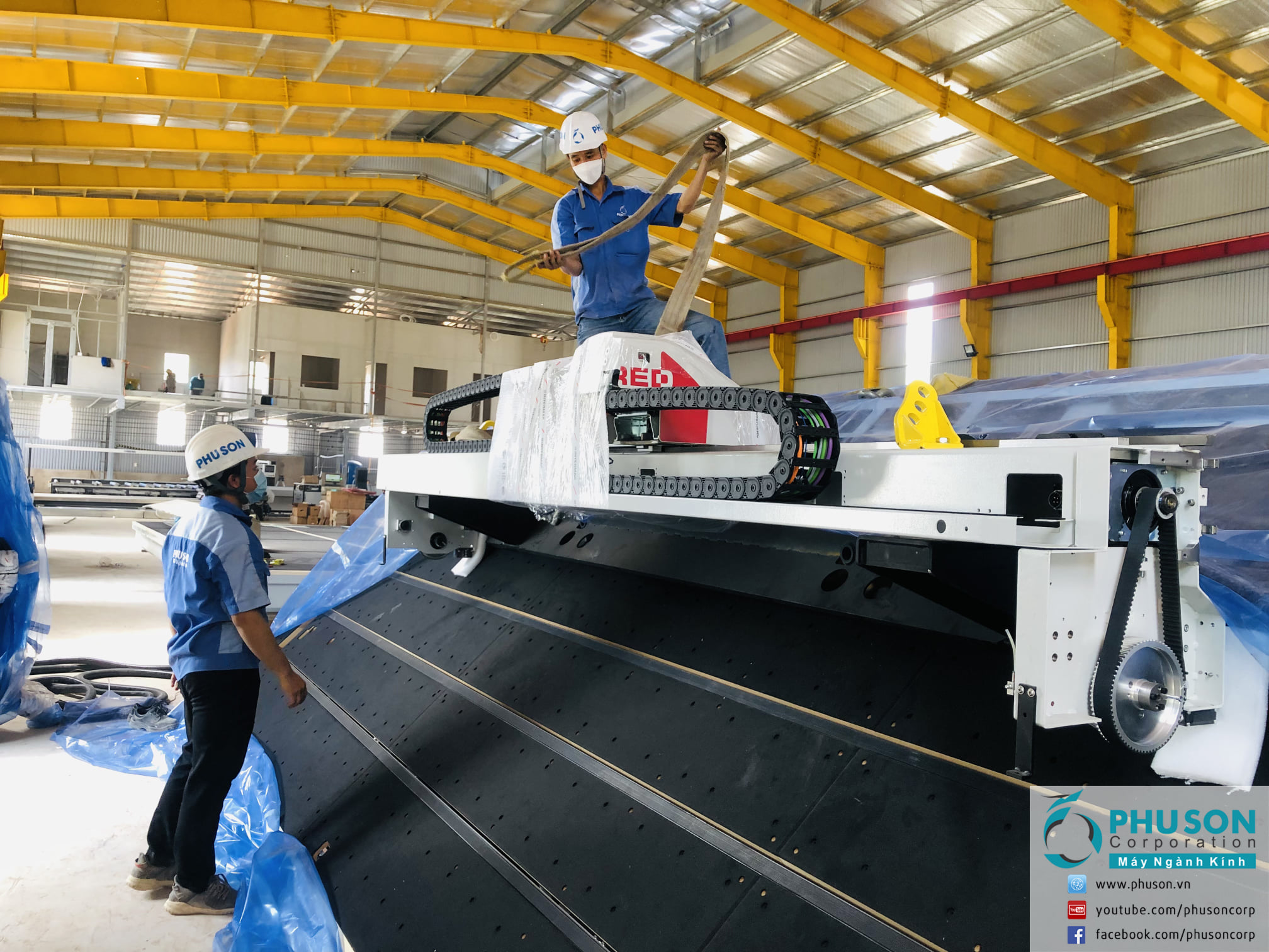 Installed CNC machine to cut large-format polymorphic glass with many outstanding features at HOANG ANH KHOA GLASS factory