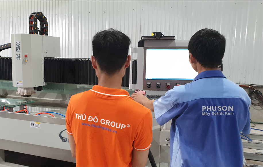 Khoan, khoét kính bằng máy trung tâm CNC DONGJI