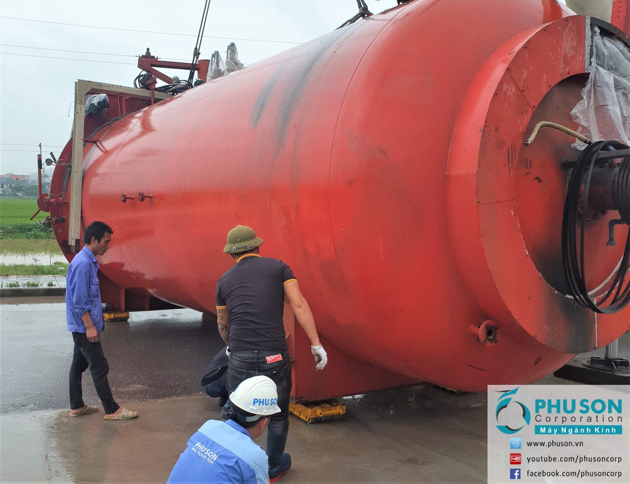 Put the high pressure chamber in place in the new factory PHUC KHANG GLASS