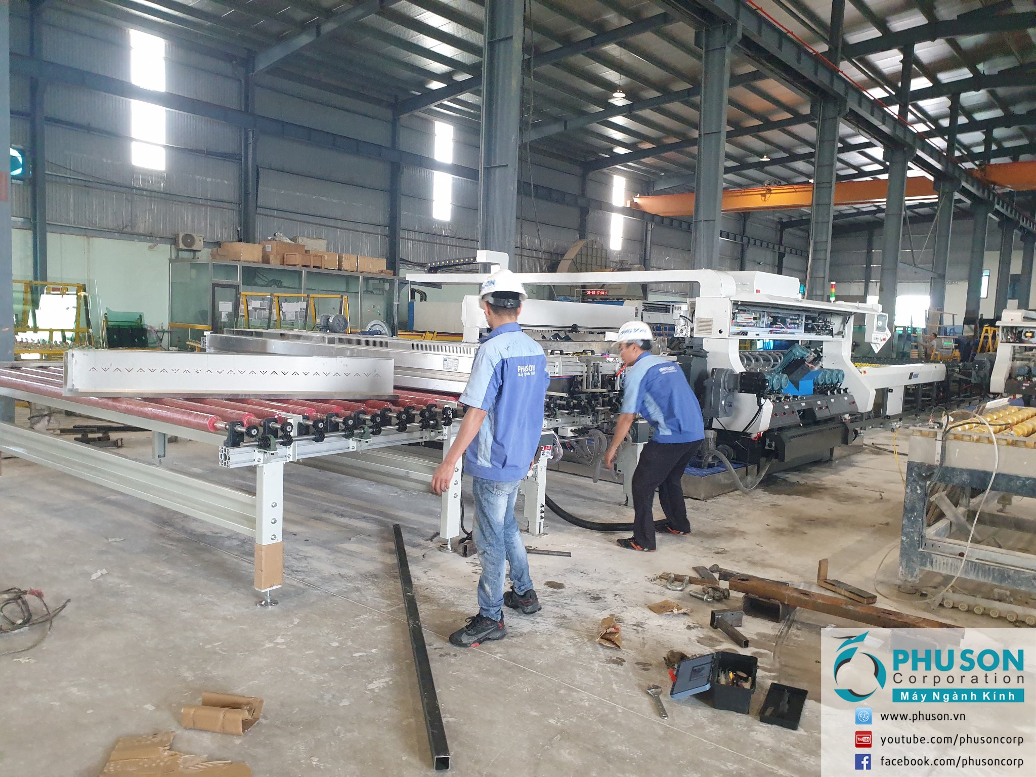 Installing a fast washing machine with the feature of receiving thickness and speed adjustment signals from a barcode reader (QR code) at TAN NHAT MINH GLASS factory