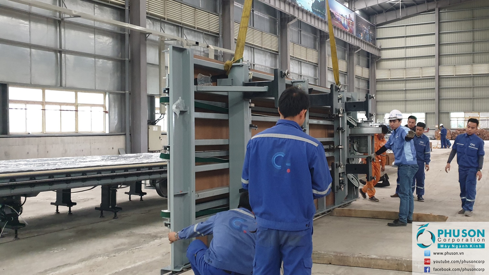 Continues the first pieces of CNC machine to cut super large format ANTHONY – YINRUI at CFG float glass factory