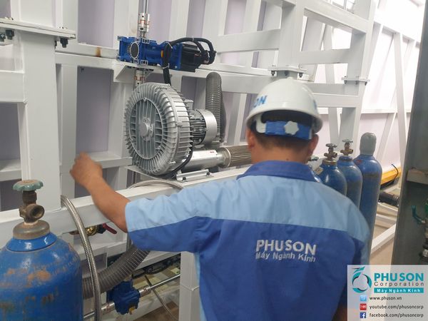 PHU SON Corporation lắp đặt hệ thống đường ống và các bình khí argon tại nhà máy SOMVANG GLASS.