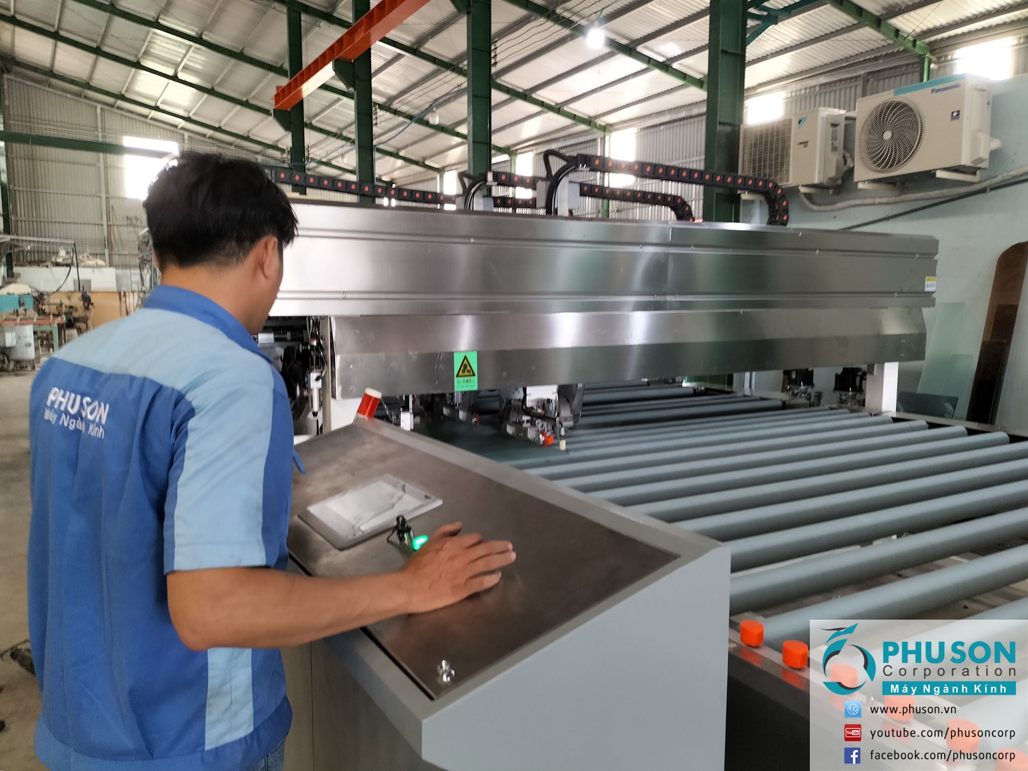 PHU SON Corporation HCM completed the installation and transfer of the BANGTONG super-fast automatic rough grinding machine at the PHU VAN LOC GLASS factory.