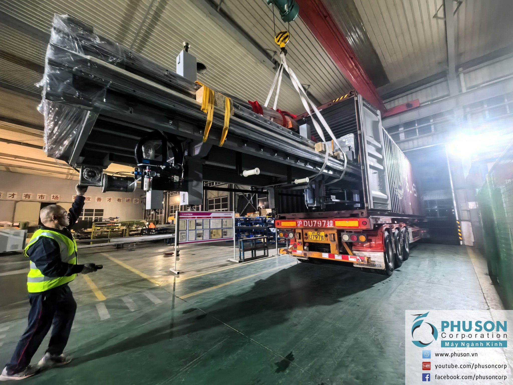 YINRUI loaded container of large-size CNC glass cutting line in time for the year-end production season of EURO GLASS factory.