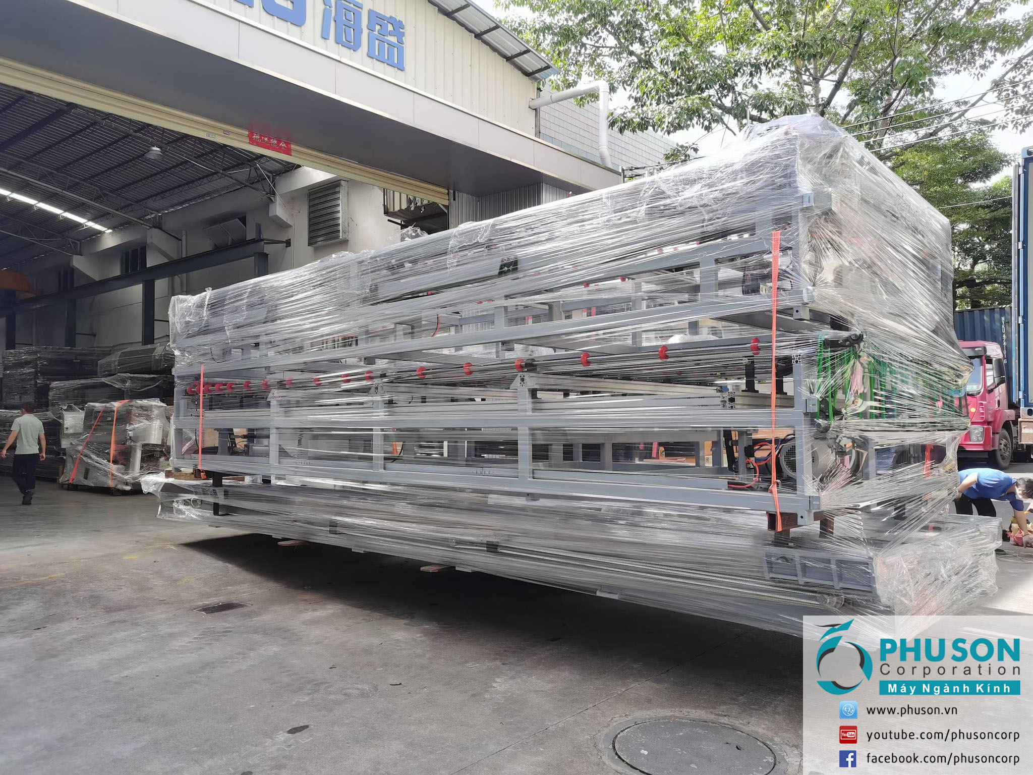 PHU SON Corporation đóng container dây chuyền mài bóng song cạnh kính tốc độ siêu nhanh, 48 đầu mài, băng chuyền hình chữ L, nhận lệnh tự động sản xuất bằng đầu đọc mã QR của HISENG cho nhà máy HONG PHUC GLASS.